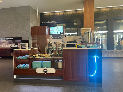 Plaza Angelópolis. Dirección: Reserva Territorial Atlixcáyotl, Centro Comercial Angelópolis, 72193 Heroica Puebla de Zaragoza, Pue.