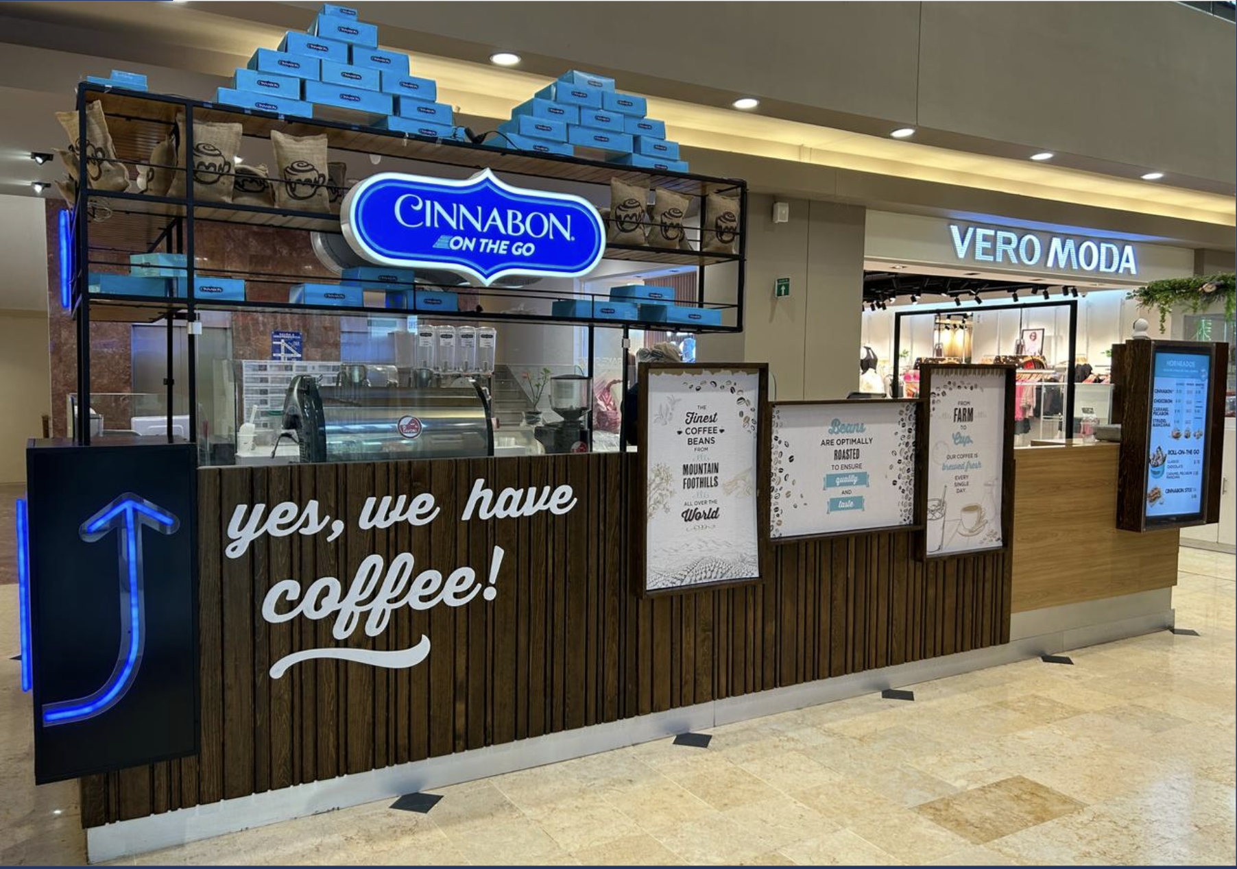 Plaza Cuatro Caminos. Dirección: Blvrd Independencia 1300, Col. Navarro, 27010, Planta Baja, frente a los elevadores. Torreón, Coahuila.