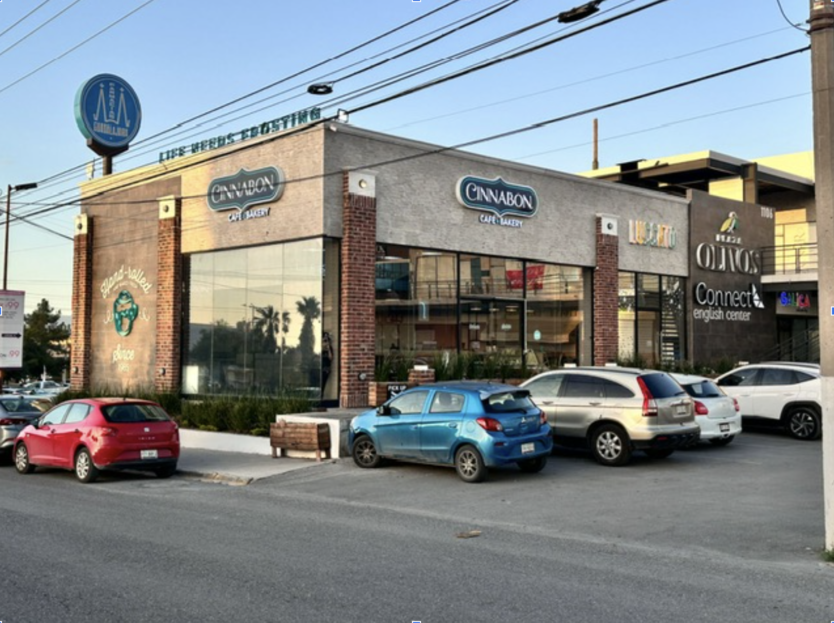 Plaza Olivos. Dirección: Blvd. Eulalio Gutiérrez Treviño 1106, Jacarandas Jardín, 25297 Saltillo, Coah.